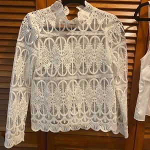 NWOT BEAUTIFUL  EMBROIDERED WHITE FLORAL BLOUSE